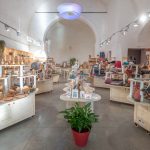 Façade de la Maison de Pays Embrunais, boutique de produits locaux et artisanaux située au cœur d’Embrun, proposant fromages, vins, miel et spécialités régionales.