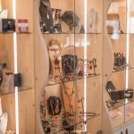 Photo de l’équipe de l’association La Main Embrunaise, qui réunit artisans, artistes et producteurs locaux autour de la Maison de Pays de l’Embrunais à Embrun.