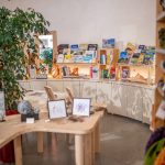 Coin littérature de la Maison de Pays de l’Embrunais à Embrun, présentant les ouvrages d’auteurs et d’éditeurs locaux sélectionnés par l’association La Main Embrunaise.