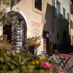 Façade et entrée de la Maison de Pays de l’Embrunais à Embrun, lieu géré par l’association La Main Embrunaise pour promouvoir les artisans, artistes et producteurs locaux des Hautes-Alpes.