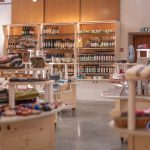 Produits de bouche artisanaux à la Maison de Pays de l’Embrunais à Embrun : miels, alcools, confitures et pâtés fabriqués par les producteurs membres de l’association La Main Embrunaise.