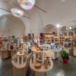 Stands de produits régionaux à la Maison de Pays de l’Embrunais, gérée par l’association La Main Embrunaise à Embrun, présentant l’artisanat et les saveurs locales des Hautes-Alpes.