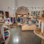 Stands de produits régionaux à la Maison de Pays de l’Embrunais, gérée par l’association La Main Embrunaise à Embrun, présentant l’artisanat et les saveurs locales des Hautes-Alpes.